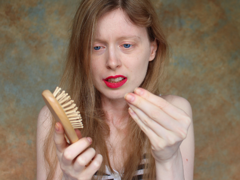 Sognare che ti cadano i capelli: cosa significa?