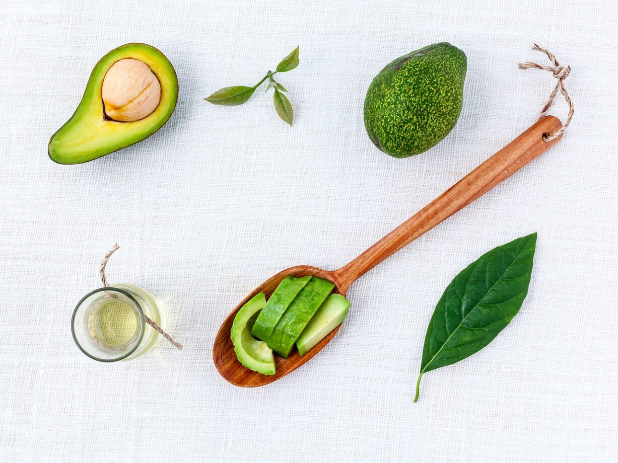 L’olio di avocado è notevole per le sue benefici sia sulla pelle sia sui capelli.