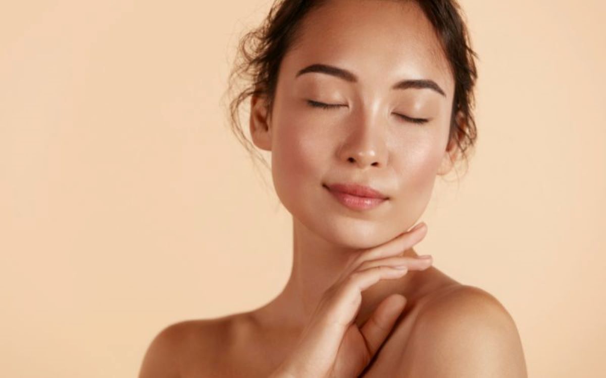 Ecco come gestire la pelle mista: idee e indicazioni per mantenere la pelle equilibrata e in salute.