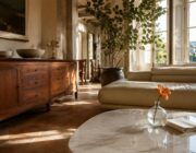 Casa di lusso italiano: palette senza tempo e materiali nobili