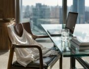 Come le donne milanesi restano fresche in ufficio durante l'estate 2026