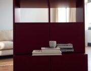 Nuova finitura bordeaux per la libreria KALLAX di IKEA segue le tendenze 2026