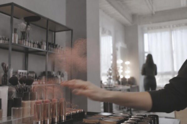 Beauty Light Wand: cosa contiene e il confronto con il dupe di Kiko