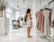 Come abbinare vestiti estivi con stivali: la tendenza autunno-inverno 2026/27