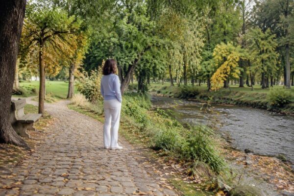 Come indossare i pantaloni bianchi dall'estate all'autunno