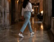 Denim straight fit: come indossare i jeans dritti nel 2026
