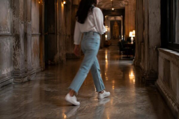 Denim straight fit: come indossare i jeans dritti nel 2026