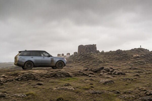 Esplorare la Sardegna con Range Rover: storia e modernità a confronto