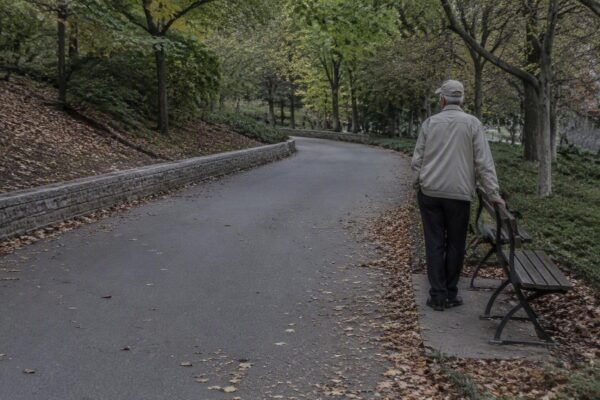 Fitness dolce a 70 anni: routine raffinate ispirate a camminate, mobilità e respirazione