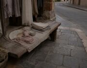 Guida chic a ventagli, foulard e micro-accessori anti-caldo