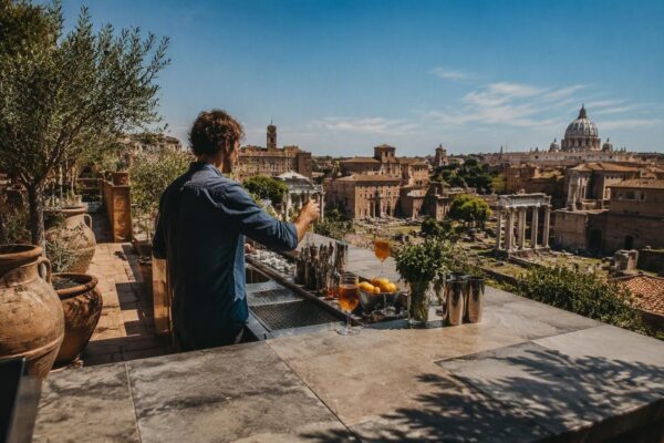 Scopri le terrazze più scenografiche di Roma per aperitivi e cene sotto le stelle