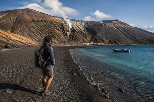 Scopri Vulcano, l'isola delle Eolie con spiagge nere e paesaggi vulcanici
