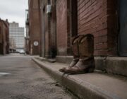 Come creare il look western urbano con stivali texani e suede