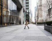 Come la minigonna sfida l'inverno con eleganza e audacia