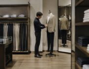 Come vestirsi a settembre: i segreti di blazer e camicia per un look perfetto