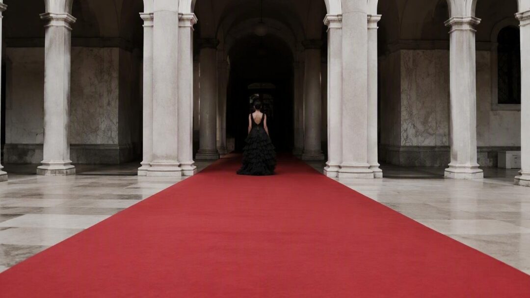 Festival di Venezia 2026: Irina Shayk stupisce con abiti d'archivio