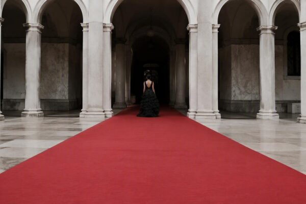 Festival di Venezia 2026: Irina Shayk stupisce con abiti d'archivio