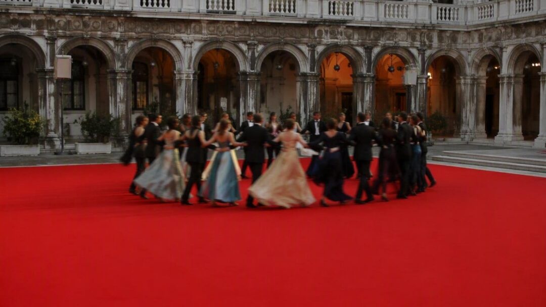 Heather Parisi incanta il red carpet della 83ª Mostra del Cinema di Venezia con un look anni '80