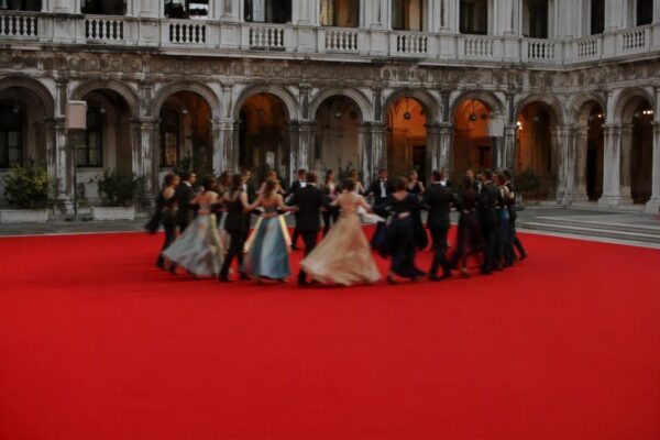 Heather Parisi incanta il red carpet della 83ª Mostra del Cinema di Venezia con un look anni '80