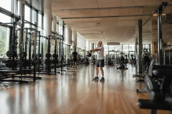 Il segreto di un novantenne che continua a vincere sul palco del bodybuilding