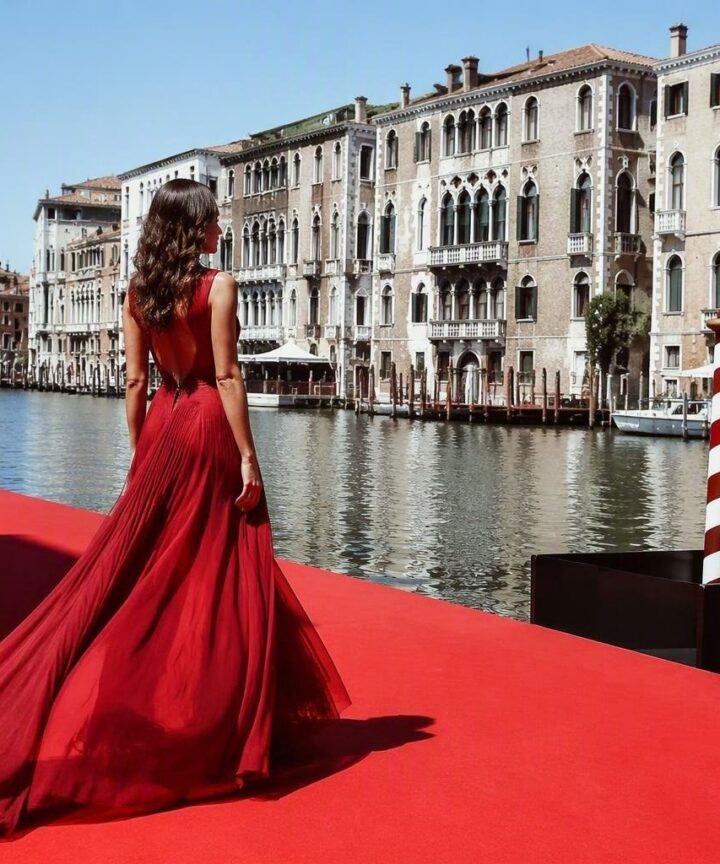 L'eleganza di Serena Rossi sul red carpet di Venezia 2026