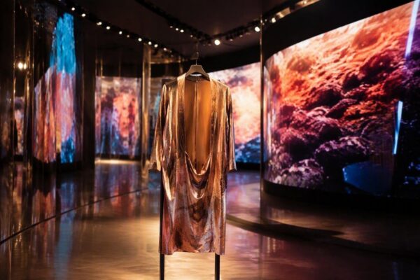 Show H&M a Londra: arte, tecnologia e protesta animalista