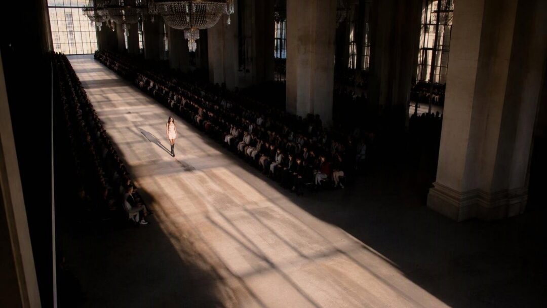 Tendenze capelli autunno 2026-2027: look Y2K, code basse e onde wet