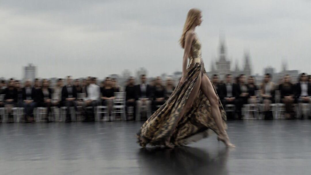 Versace collabora con Revolve per lanciare brand di moda e beauty