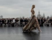 Versace collabora con Revolve per lanciare brand di moda e beauty