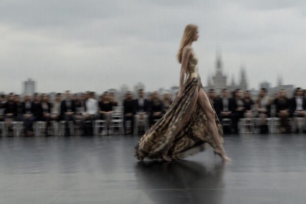 Versace collabora con Revolve per lanciare brand di moda e beauty