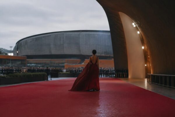 Claudia Pandolfi incanta con il suo vestito rubino alla Festa del Cinema di Roma 2026