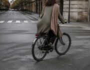 Come abbinare la pashmina al cardigan per un look autunnale di tendenza