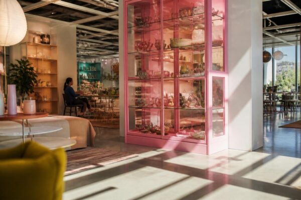 IKEA PS 2026: vetrina rosa con vetro a griglia, 149 €