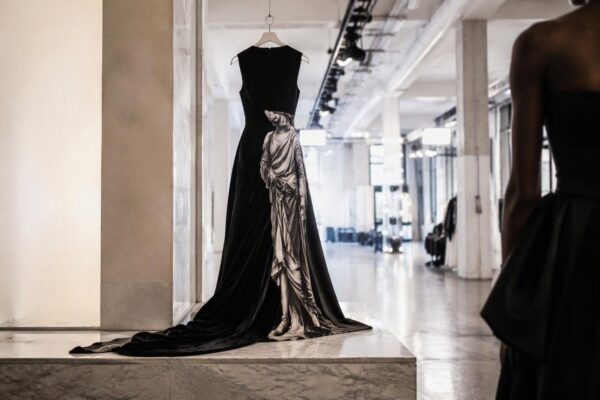 Il dress trompe-l’oeil di Schiaparelli su Chiara Ferragni a Week