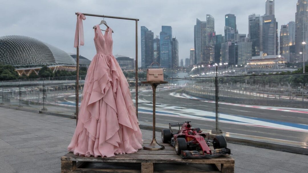 Kim Kardashian in rosa al Gran Premio di Singapore: look firmato Alaia