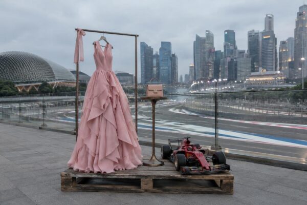 Kim Kardashian in rosa al Gran Premio di Singapore: look firmato Alaia