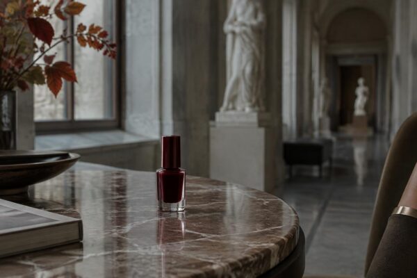 Mani rosse di Kendall Jenner: il segreto del colore Malaga Wine