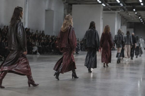 Moda autunno-inverno 2026: pelle e similpelle in primo piano