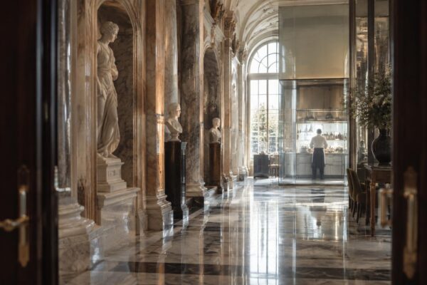 Scopri la magia del St. Regis Rome tra storia, arte e cucina pop-chic