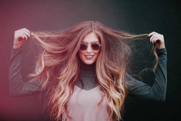 Capelli sempre più sottili? Le cause del diradamento e cosa può davvero aiutare