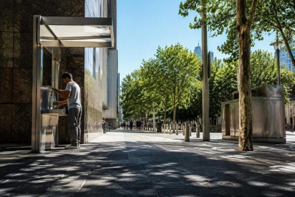 Cómo protegerse del calor extremo urbano con hidratación, ropa y microhábitats