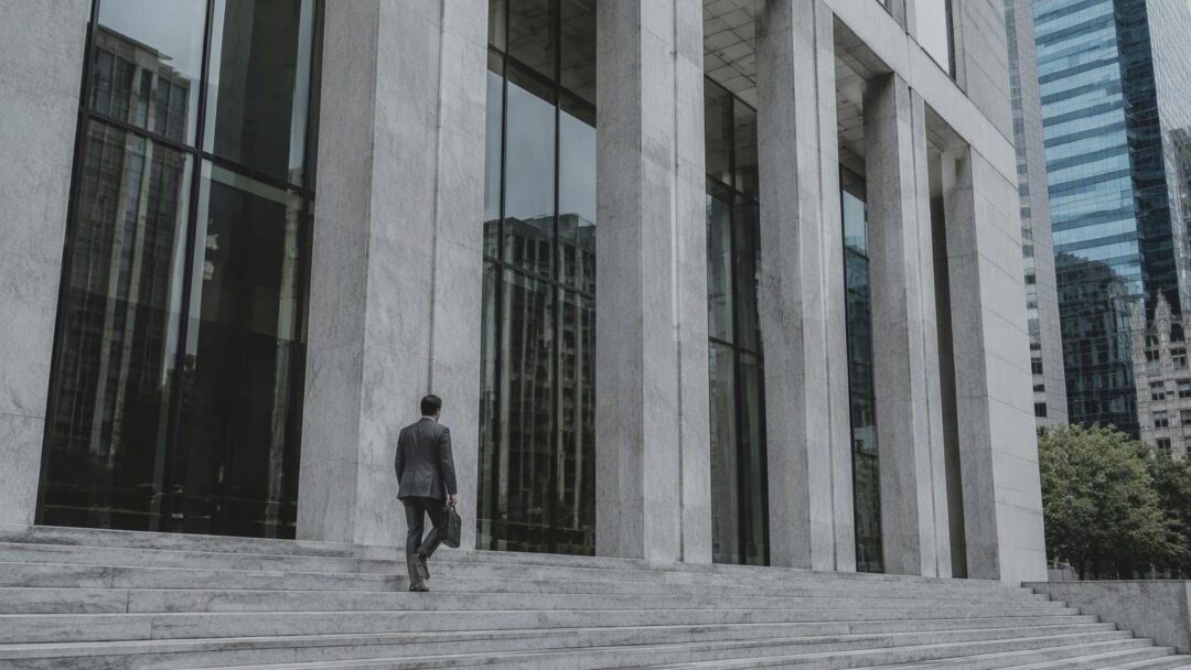 Empresarios y familias adquieren participaciones en bancos y gestoras