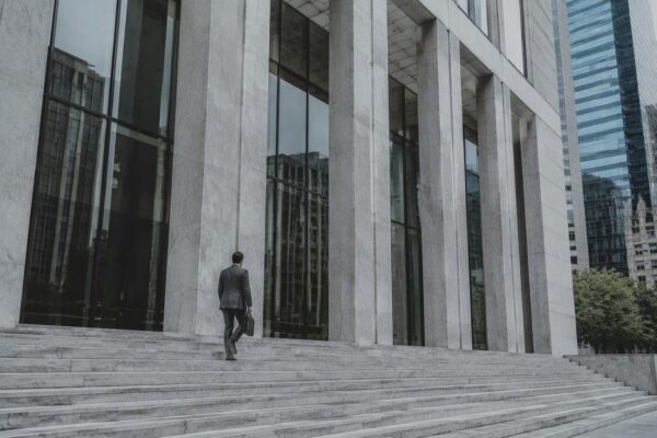Empresarios y familias adquieren participaciones en bancos y gestoras