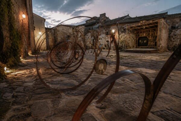 Iniciativas artísticas y tecnológicas revitalizan pueblos abandonados