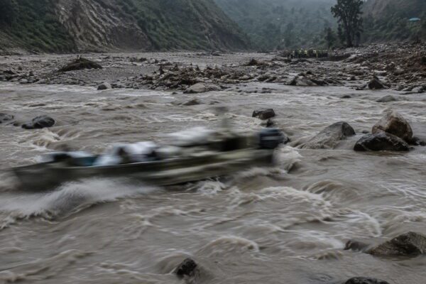Inundaciones y deslizamientos de tierra dejan más de 150 muertos en el Himalaya