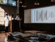 Panel español desmitifica la IA y discute su futuro responsable