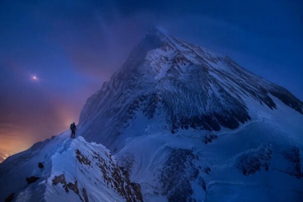 Documental sobre la escalada invernal al K2 llega a Apple TV