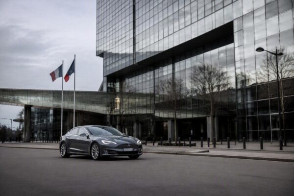 Tesla FSD : la France autorise des essais après un dialogue avec Elon Musk