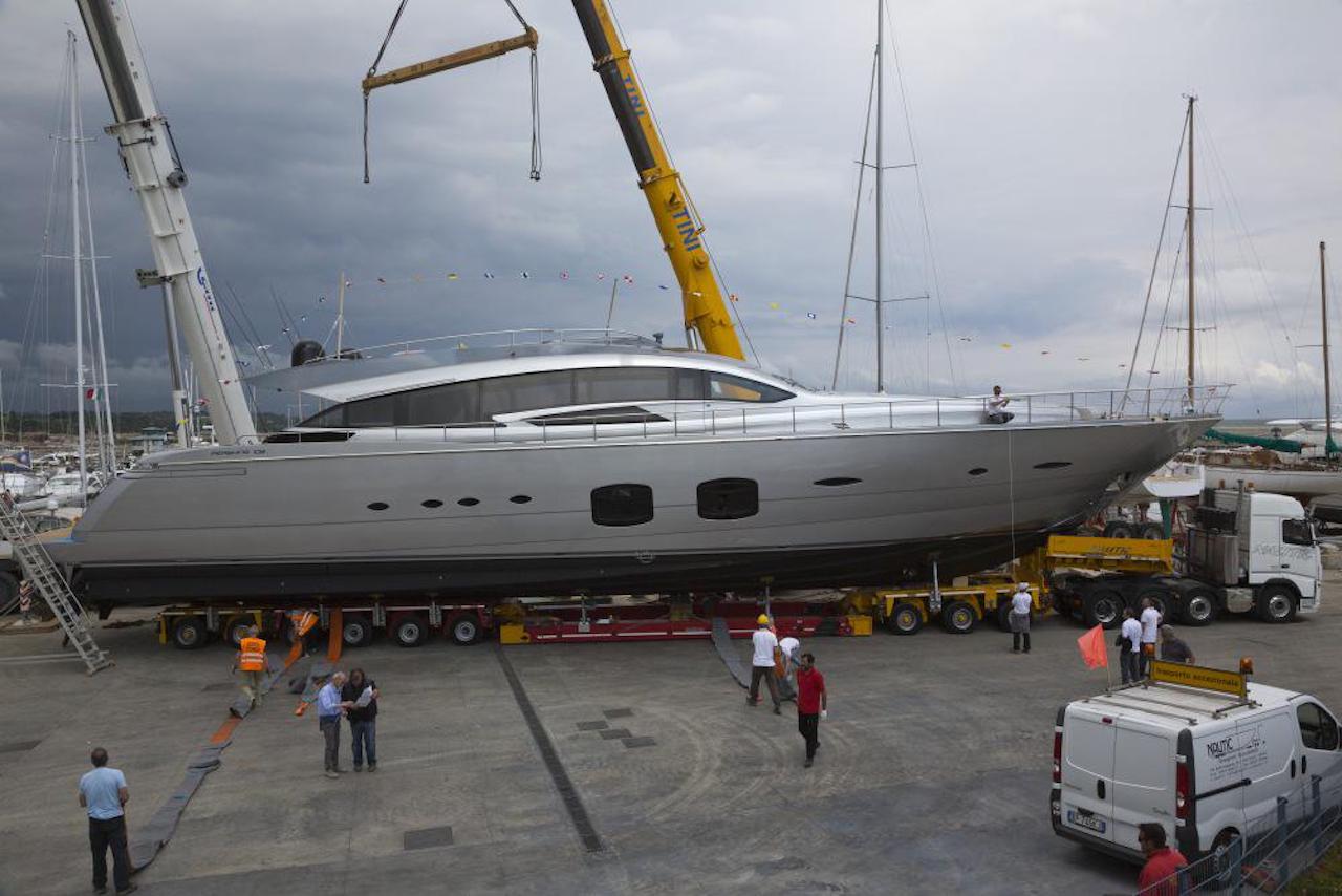Pershing 108 trasforma