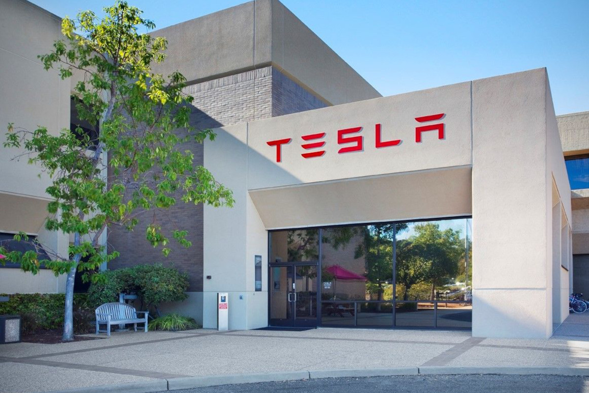 Tesla accusata di razzismo: l’azienda pagherà 130 milioni di dollari a un ex dipendente